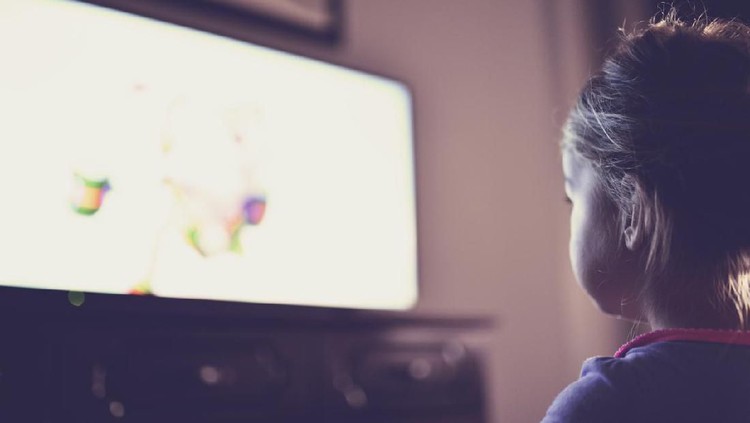 Si kecil suka nonton TV, Bun? Selain durasi dan frekuensi, pastikan juga ada orang dewasa yang mendampingi.