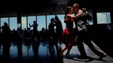 NYALANG: Raga-raga Menyelami Lekuk Bumi Tari Tango, gelombang panas di Eropa, kisah para pencari suaka serta aksi perenang indah jadi foto-foto pilihan CNNIndonesia.com pekan ini.