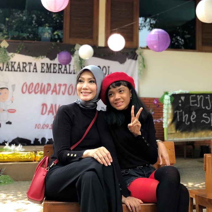 <p>Modisnya Okky Asokawati dan sang putri, Queentadira, mengenakan busana bertema hitam dan merah. Kehadiran Okky untuk mendukung sang putri yang tampil di sekolahnya dalam rangka Occupation Day. (Foto: Instagram @okkyasokawati)</p>