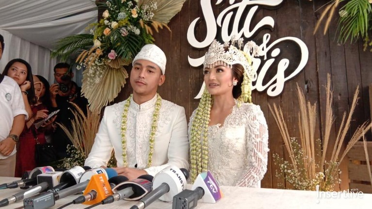 Siti Badriah dan Krisjiana Baharuddin sudah resmi menjadi suami istri. Pasangan ini menggelar akad nikah pada hari ini, Kamis (25/7) di Bekasi. 