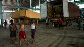FOTO: Gowesan Ceria Sepeda Anak Myanmar Anak-anak Myanmar kembali berseri. Mereka mendapatkan sebuah sepeda untuk dipakai pergi ke sekolah. Mereka tak perlu lagi jalan kaki.