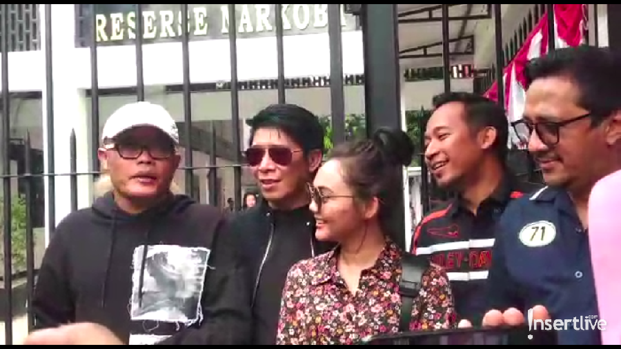 Sule, Andre, Parto, Denny Cagur, dan Rina datang untuk menjenguk Nunung atas penangkapannya dalam kasus narkoba.