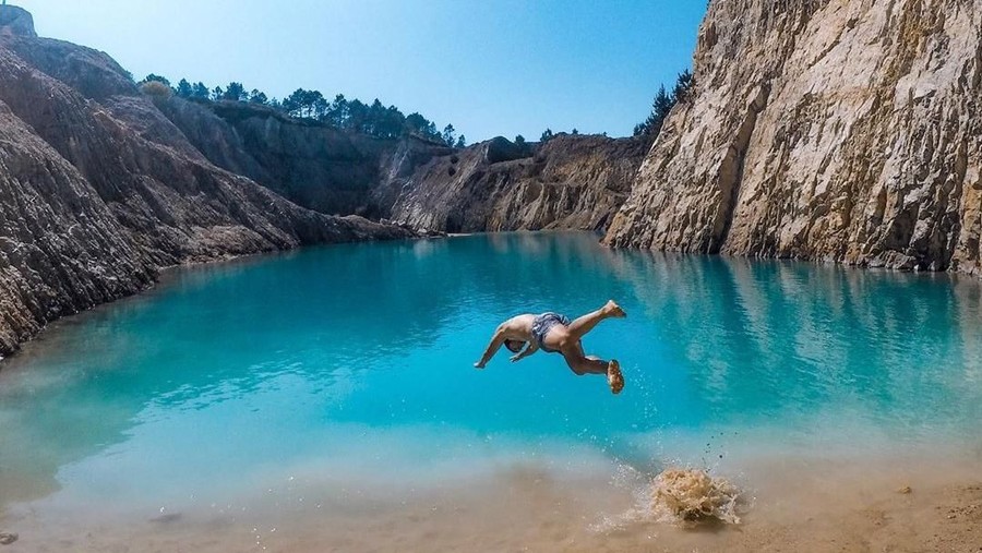 Bahaya Tersembunyi di Balik Indahnya Danau Biru di Spanyol Monte Neme, Danau Biru yang ternyata kubangan limbah bekas tambang.