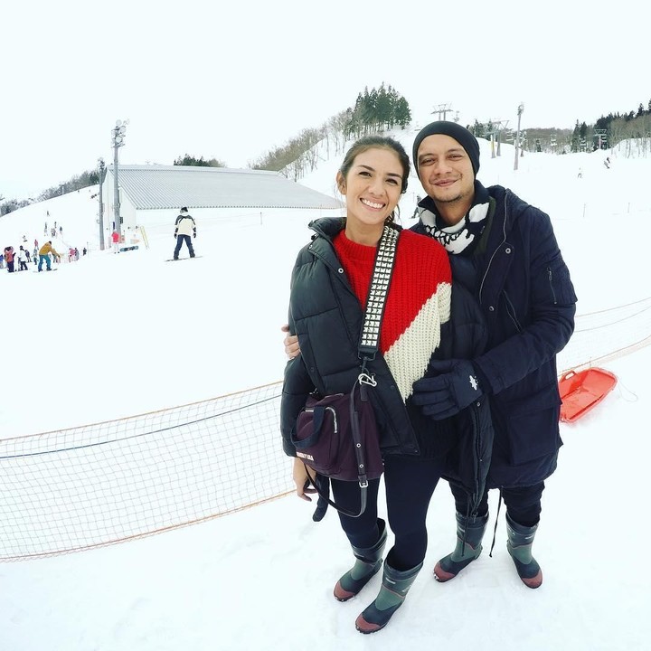 <p>Momen romantis Eno dan Nadila lainnya saat liburan di Jepang. So sweet. (Foto: Instagram @eno_ntrl)</p>
