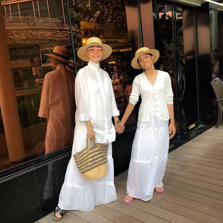 <p>Setuju enggak Bun kalau Okky Asokawati dan putrinya, Queentadira, terlihat anggun dalam balutan <em>dress</em> putih? (Foto: Instagram @okkyasokawati)</p>