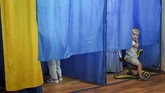 NYALANG: Raga-raga Menyelami Lekuk Bumi Tari Tango, gelombang panas di Eropa, kisah para pencari suaka serta aksi perenang indah jadi foto-foto pilihan CNNIndonesia.com pekan ini.