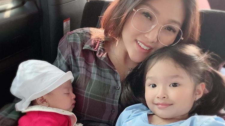 Cerita Sarwendah Terserang DBD di Masa Menyusui Masih menyusui putri keduanya, Sarwendah terserang demam berdarah.