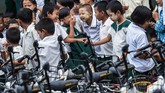 FOTO: Gowesan Ceria Sepeda Anak Myanmar Anak-anak Myanmar kembali berseri. Mereka mendapatkan sebuah sepeda untuk dipakai pergi ke sekolah. Mereka tak perlu lagi jalan kaki.