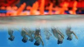NYALANG: Raga-raga Menyelami Lekuk Bumi Tari Tango, gelombang panas di Eropa, kisah para pencari suaka serta aksi perenang indah jadi foto-foto pilihan CNNIndonesia.com pekan ini.