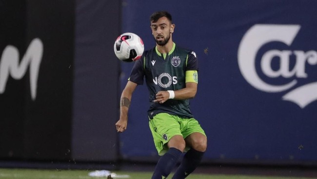 Bintang Sporting Lisbon, Bruno Fernandes, tak kuasa menahan tangis saat menghadapi Valencia dalam laga uji coba di Stadion Jose Alvalade.
