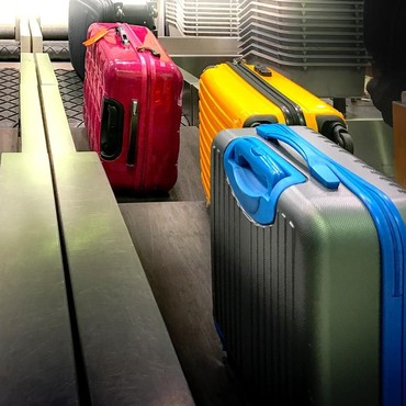 Maskapai Ini Larang Penumpang Bawa 3 Warna Koper Ini, Alasannya...