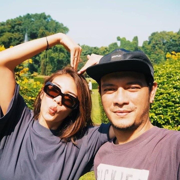<p>Momen saat Eno 'Netral' dan Nadila Ernesta mengajak kedua anaknya liburan tanpa bantuan sang asisten rumah tangga yang sedang pulang kampung. (Foto: Instagram @nadila_ernesta)</p>