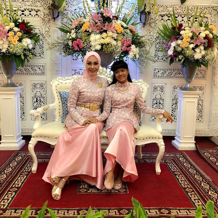 <p>Saat menghadiri pernikahan sang keponakan, Okky Asokawati dan putrinya, Queentadira, juga kompak memakai seragam yang sama. Keduanya memilih atasan <em>peplum</em> dengan motif floral. Cantik ya, Bun (Foto: Instagram @okkyasokawati)</p>