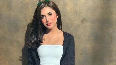 img-title Usai Kebaya Sesak, Kini Gaya Millendaru Berkaftan Merah Bikin Gagal Fokus