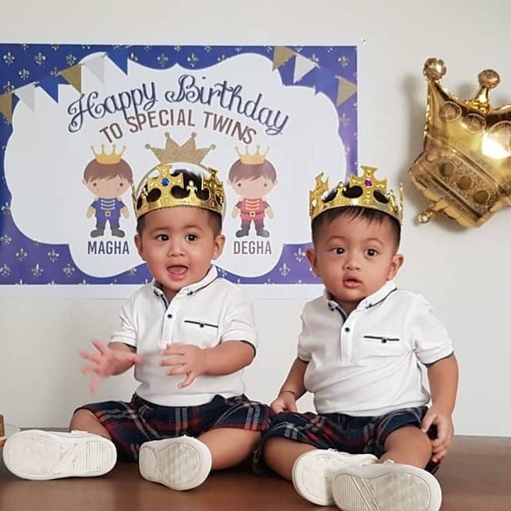 <p>Saat ulang tahun pertama si kembar, 24 April lalu, Kadek Devie mengunggah foto ini dan menuliskan, "<em>The best things in life, come with pairs..Like you two!! Happy 1st birthday to our special twins Magha & Degha.. We love you.</em>" (Foto: Instagram @kddevie)</p>