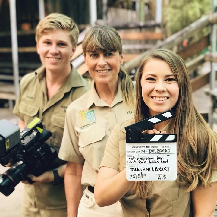 Saat masih berusia satu bulan, Bindi sempat menjadi perhatian publik lantaran digendong sang ayah yang tengah memberi makan seekor buaya. (Foto: Instagram @bindisueirwin)