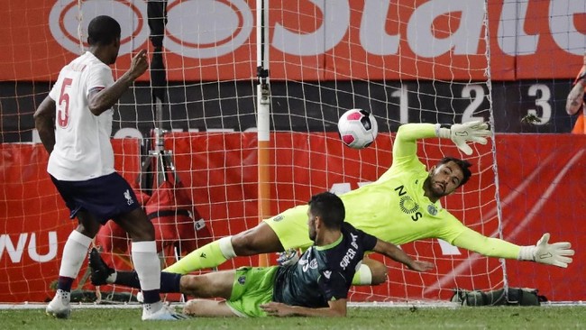 Liverpool ditahan imbang Sporting Lisbon 2-2 dalam pertandingan pramusim di Stadion Yankee, Kamis (25/7) pagi WIB.