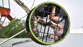 NYALANG: Raga-raga Menyelami Lekuk Bumi Tari Tango, gelombang panas di Eropa, kisah para pencari suaka serta aksi perenang indah jadi foto-foto pilihan CNNIndonesia.com pekan ini.