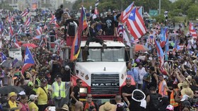 FOTO : Gelombang Demo Buat Gubernur Puerto Rico Mundur
