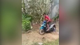 VIDEO: Aksi Tak Terpuji Remaja Balapan di Makam Tuai Kecaman