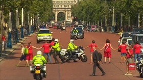 VIDEO: Demonstran Nekat Halangi Rombongan PM Boris Johnson
