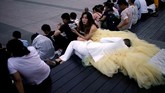 NYALANG: Raga-raga Menyelami Lekuk Bumi Tari Tango, gelombang panas di Eropa, kisah para pencari suaka serta aksi perenang indah jadi foto-foto pilihan CNNIndonesia.com pekan ini.