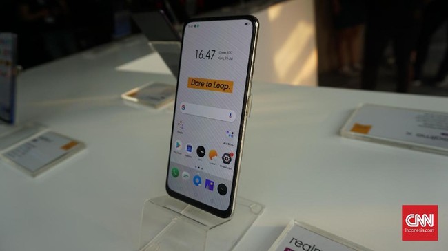 Seperti halnya Samsung Galaxy A80, Realme X dirilis dengan kamera pop-up 16 megapiksel dan kamera belakang utama 48 MP.