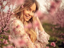 8 Karakter Wanita Zodiak Aquarius, Si Perhatian yang Penuh Kejutan