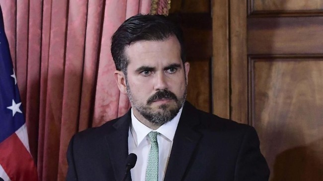Pengunjuk rasa mengecam Gubernur Puerto Rico Ricardo Rossello atas publikasi pesan yang berisi cemoohan terhadap gay, wanita, korban badai, dan skandal korupsi.