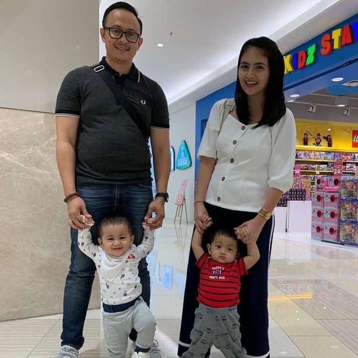 <p>Sehat dan bahagia selalu, keluarga Kadek Devie. (Foto: Instagram @kddevie)</p>