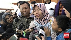 Dua Wajah UU ITE: Tangis Baiq Nuril dan Dalih Nikita Mirzani