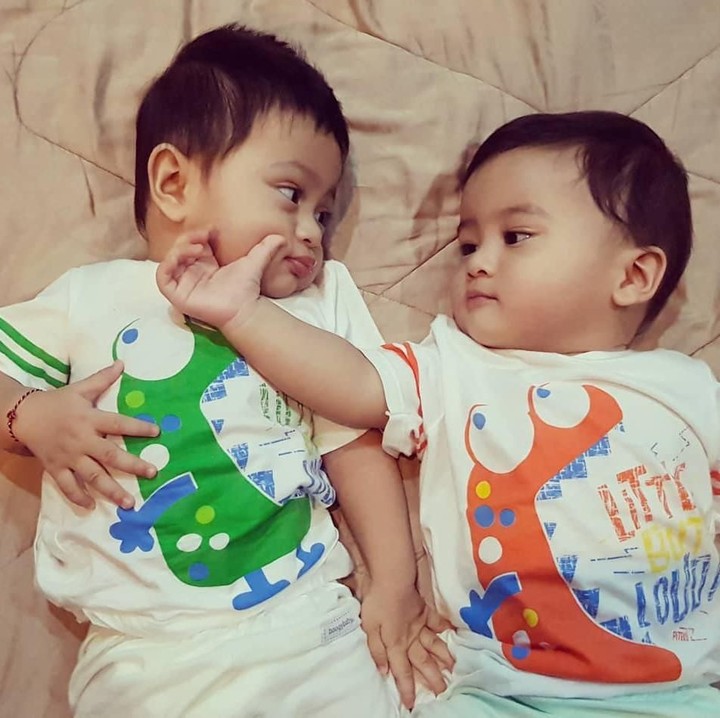 <p>Duh, <em>sweet</em> banget sih! Semoga tetap akur dan saling sayang ya, Magha dan Degha. (Foto: Instagram @kddevie)</p>