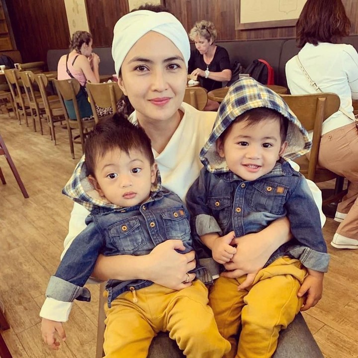 <p>Pemilik nama lengkap Ida Ayu Kadek Devie ini melahirkan putra kembar, Magha dan Degha, pada 24 April 2018. (Foto: Instagram @kddevie)</p>