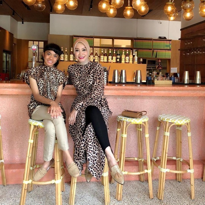 <p>Okky Asokawati saat menamani putrinya, Queentadira, liburan. Ibu dan anak ini kompak mengenakan atasan motif loreng dan sepatu <em>flat</em> berwarna <em>nude</em>. (Foto: Instagram @okkyasokawati)</p>