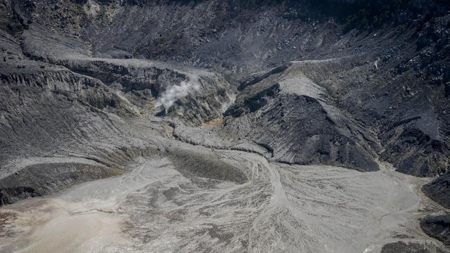 Kawasan wisata Gunung Tangkuban Perahu ditutup sementara usai gunung tersebut erupsi dan mengeluarkan abu setinggi 200 meter.