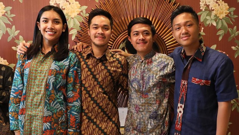 Transformasi Millendaru yang Bikin Heboh Transformasi Millendaru yang sempat bikin heboh dengan keputusannya untuk bergaya seperti perempuan.