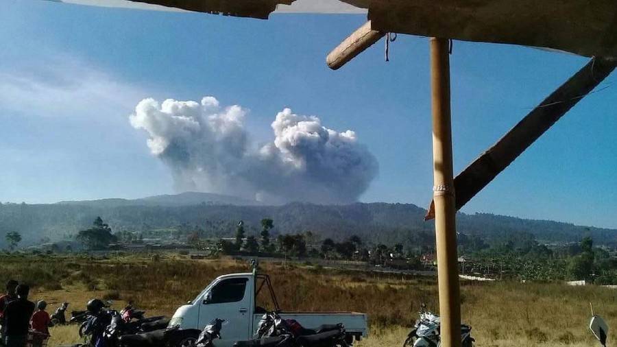 Gunung Tangkuban Parahu mengalami erupsi. Artis Ustaz Yusuf Mansur memanjatkan doa.