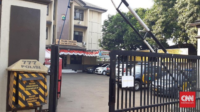 Masyarakat masih mendatangi Polsek Cimanggis untuk mengurus keperluan mereka, namun wartawan yang hendak meliput tak diperbolehkan memasuki kantor Polsek.