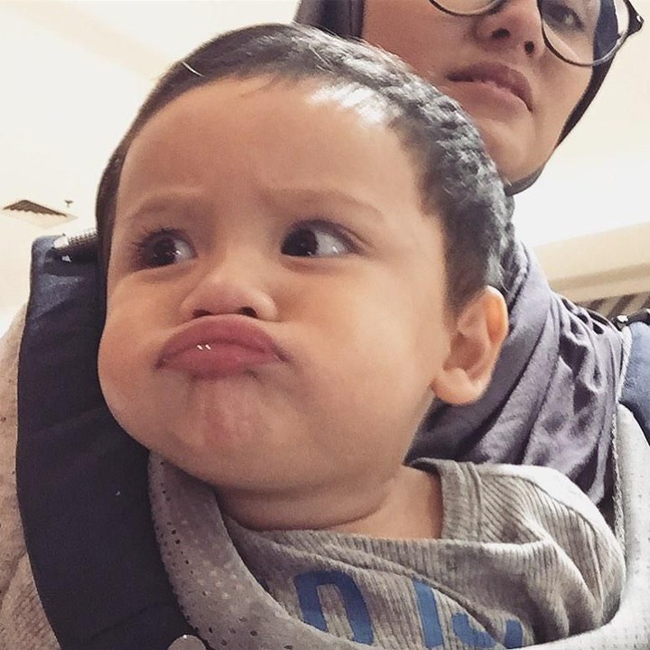 <p>Lho, kok baby Lucky cemberut sih? Habis ngambek ya he-he-he. (Foto: Instagram @zeezeeshahab)</p>