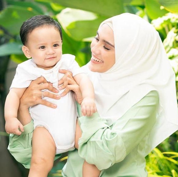 <p>Meski sibuk dengan aktivitasnya, Zee Zee selalu menyempatkan diri bermain dengan putranya. (Foto: Instagram @zeezeeshahab)  </p>
