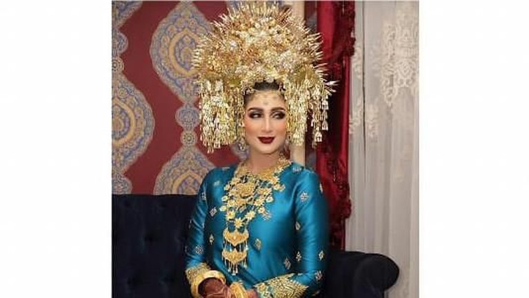 Pernikahan Tania Nadira dan Abdullah Alwi Alaydrus digelar dengan adat nusantara.