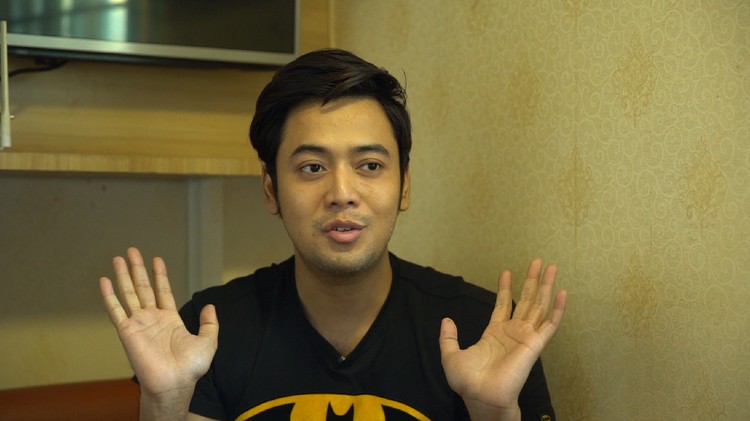 Kris Hatta dan Desta Sederet artis mengaku kehidupannya baik-baik saja, meski dibesarkan orang tua yang berbeda keyakinan. Siapa sajakah mereka?