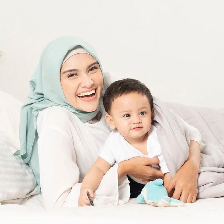 <p>Zee Zee Shahab dikaruniai putra kedua pada 5 Agustus 2018, melalui proses persalinan caesar. (Foto: Instagram @zeezeeshahab)</p>