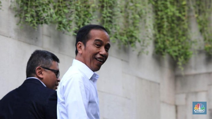 Dri Chirstine Hakim-JK Hadir di Pembubaran TKN Tim Kampanye Nasional (TKN) Joko Widodo-Ma'ruf tiba di Resto Seribu Rasa, Jakarta, Jumat (26/7). Seoerti diketahui Tim Kampanye Nasional (TKN) Jokowi-Ma'ruf akan resmi dibubarkan sore ini. Sejumlah petinggi TKN pun telah hadir dalam acara pembubaran tersebut. Telah hadir Wapres Jusuf Kalla (JK), Wakil Ketua TKN Moeldoko, hingga Menko PMK Puan Maharani. Moeldoko, yang tiba lebih dulu pada pukul 15.48 WIB, mengenakan kemeja batik berwarna cokelat. Moeldoko mengatakan acara hari ini merupakan penanda bahwa TKN telah selesai melaksanakan tugas.