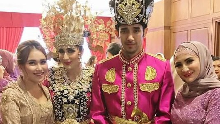 Pernikahan Tania Nadira dan Abdullah Alwi Alaydrus digelar dengan adat nusantara.