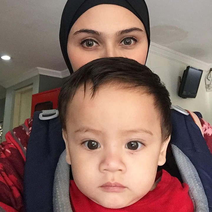 <p>Mereka juga kerap tampil kompak lho! Gemas banget kan, Bun. (Foto: Instagram @zeezeeshahab)</p>
