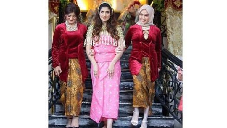 Pernikahan Tania Nadira dan Abdullah Alwi Alaydrus digelar dengan adat nusantara.