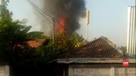 VIDEO: 10 Rumah di Komplek Asrama Polisi Surabaya Terbakar