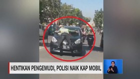 VIDEO: Hentikan Pengemudi, Polisi Naik Kap Mobil