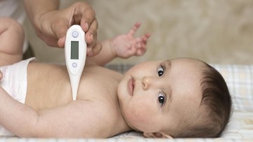 CARA TEPAT TANGANI ANAK DEMAM DI RUMAH